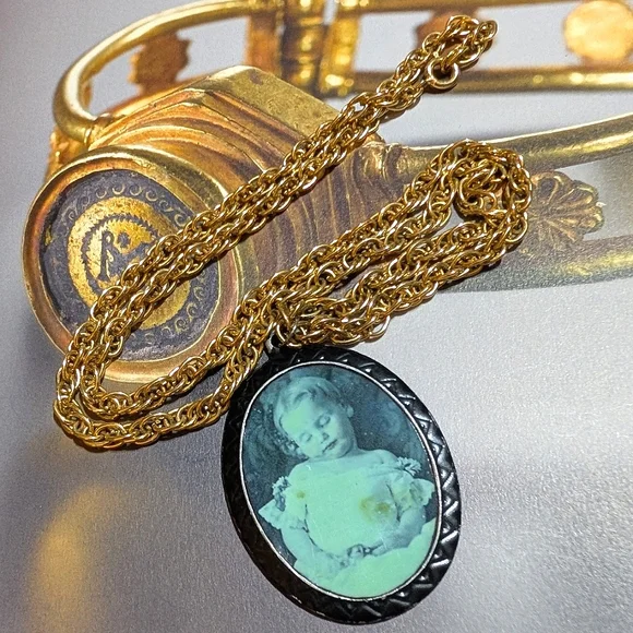 ANTQ VTG Daguerreotype Deceased Child Necklace - Picture 2 of 7